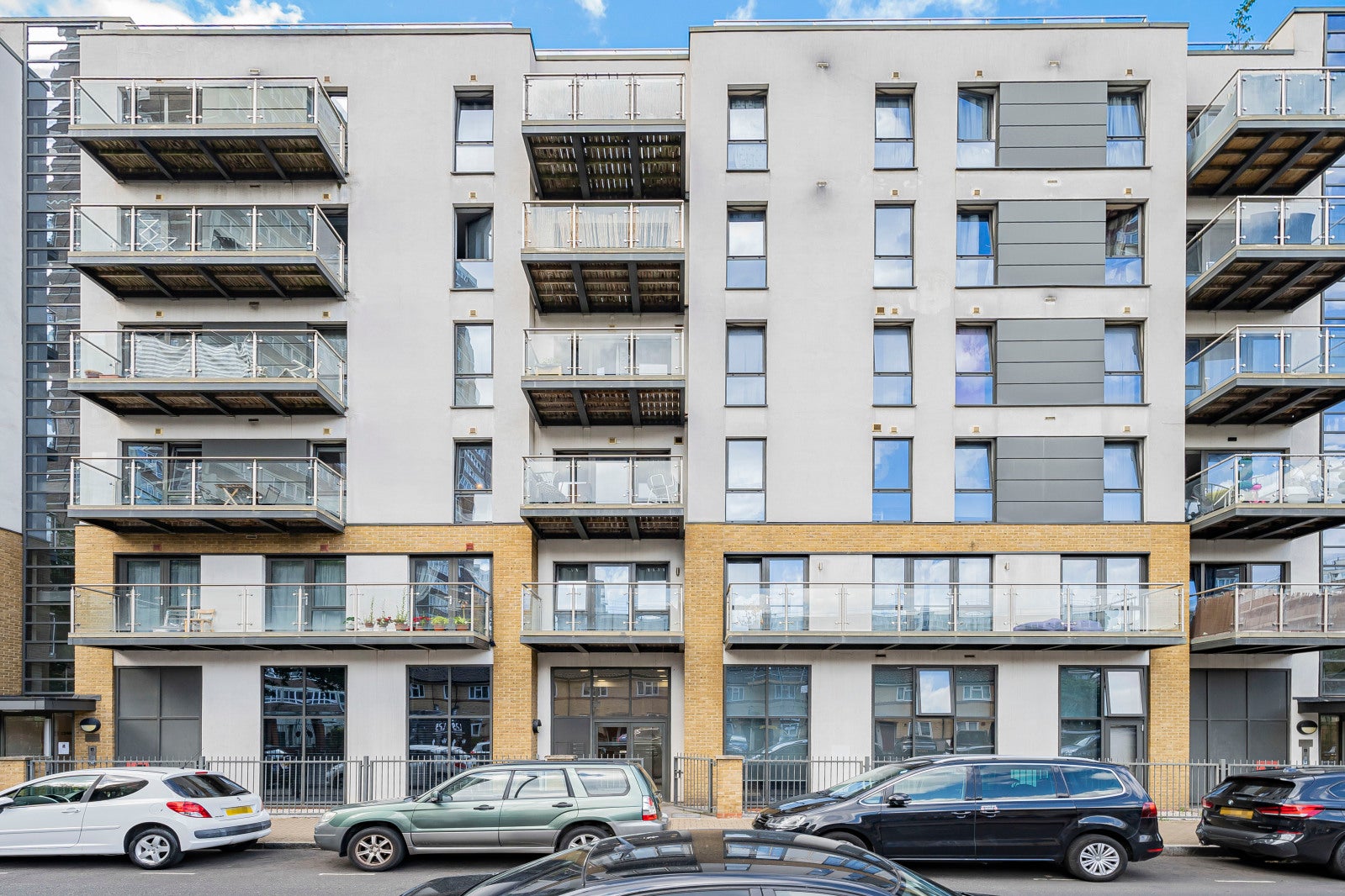 Flat Gwynne Road in Greater London