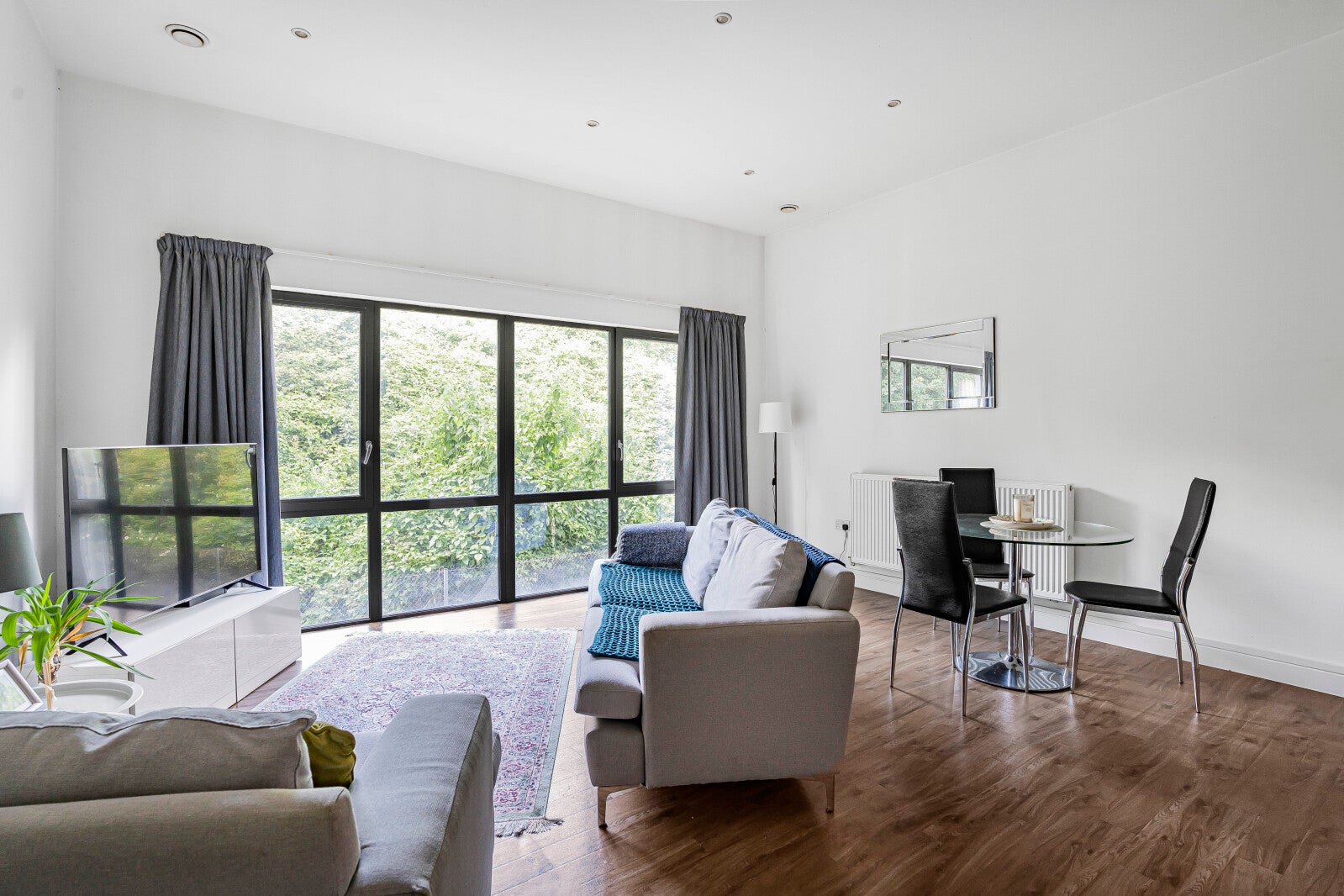 Flat Gwynne Road in Greater London