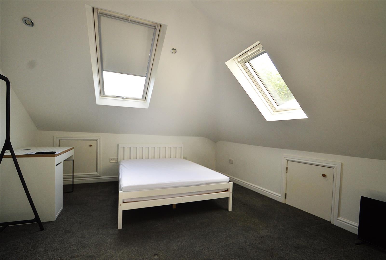 Room Downend Road in Bristol