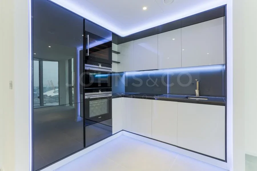 Flat Burdett Road in Greater London