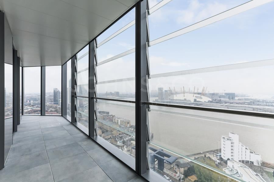 Flat Burdett Road in Greater London