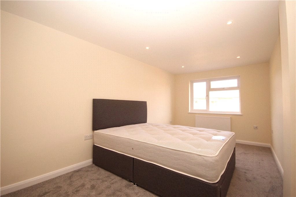 Room Blackwell Avenue in Guildford
