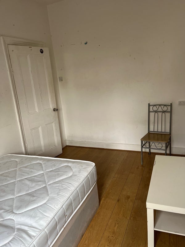 Room Ham Park Road in Greater London