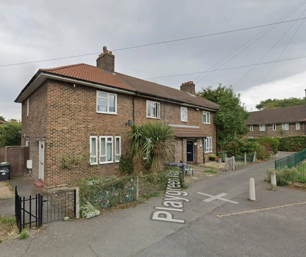 Flat Playgreen Way in Greater London