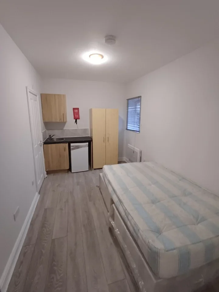 Flat Playgreen Way in Greater London