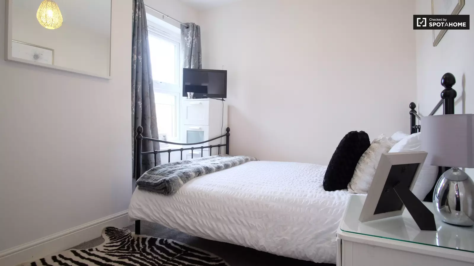 Flat Faversham Road in Greater London