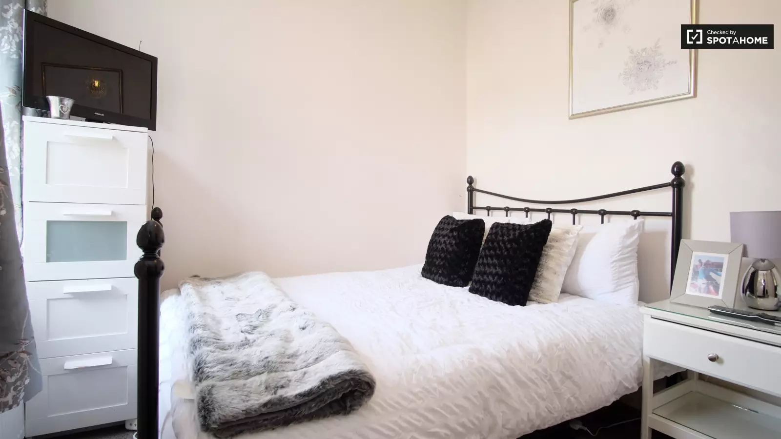 Flat Faversham Road in Greater London