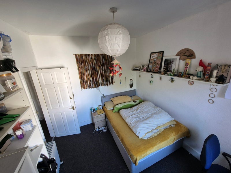 Room Queens Road in Greater London