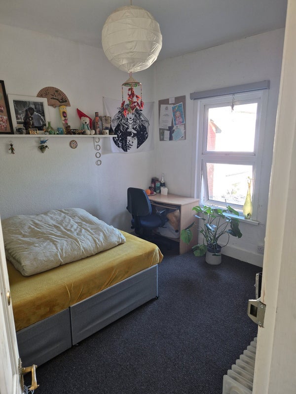 Room Queens Road in Greater London