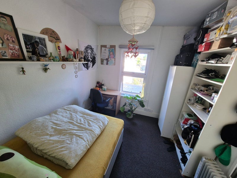 Room Queens Road in Greater London