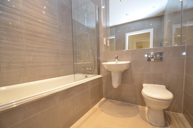 Flat Pinner Road in Greater London