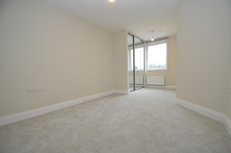 Flat Pinner Road in Greater London