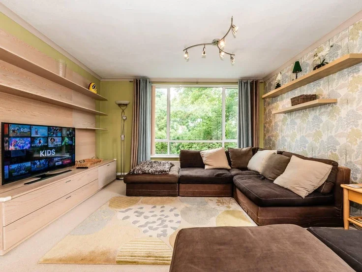 Flat Manor Road in Greater London