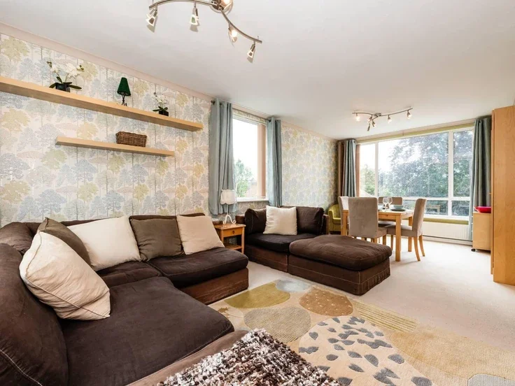 Flat Manor Road in Greater London