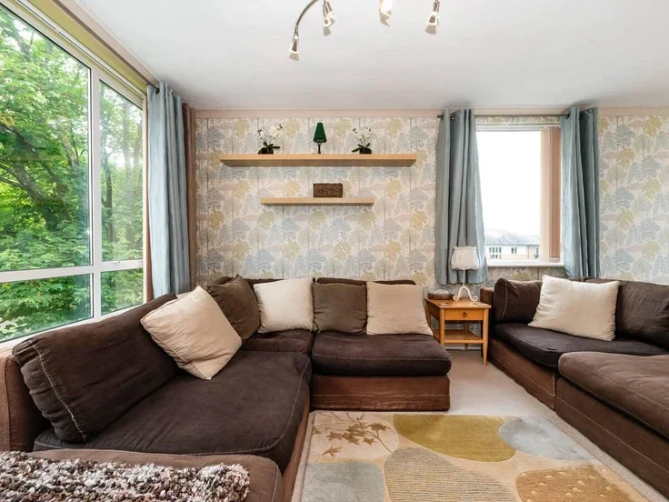 Flat Manor Road in Greater London
