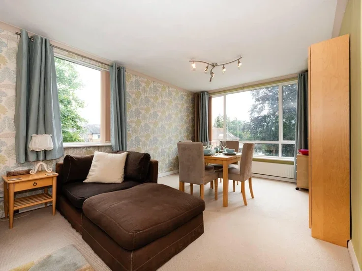 Flat Manor Road in Greater London