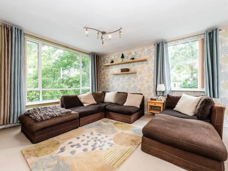 Flat Manor Road in Greater London