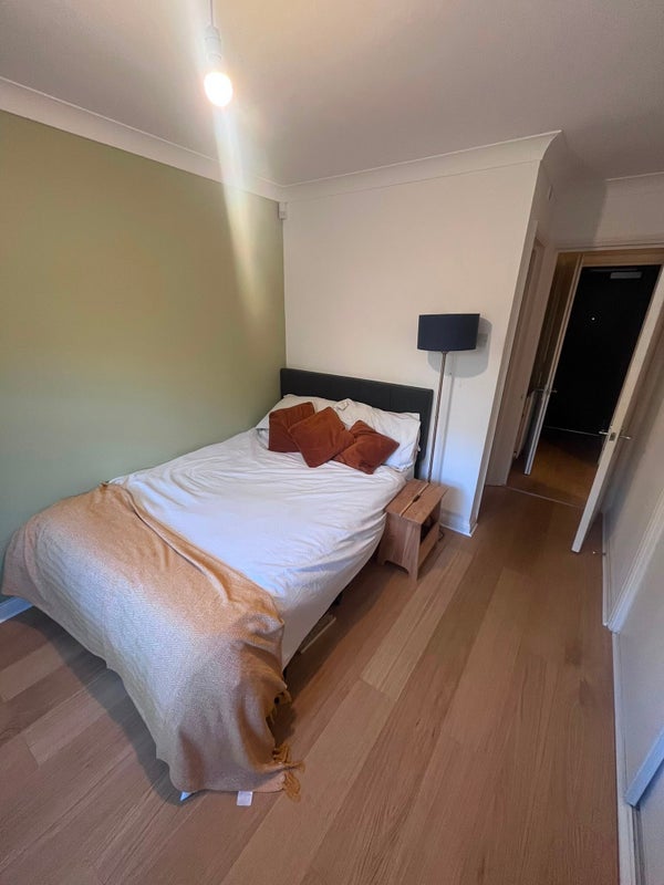 Room Elmcourt Road in Greater London