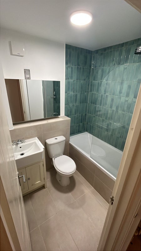 Room Elmcourt Road in Greater London
