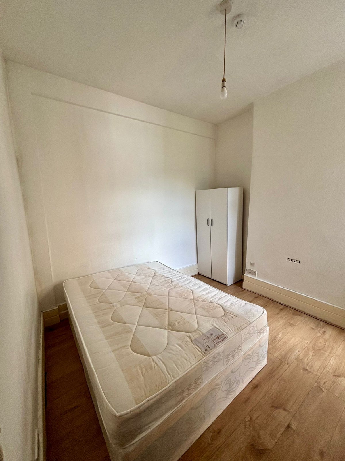 Flat Sylvan Avenue in Greater London