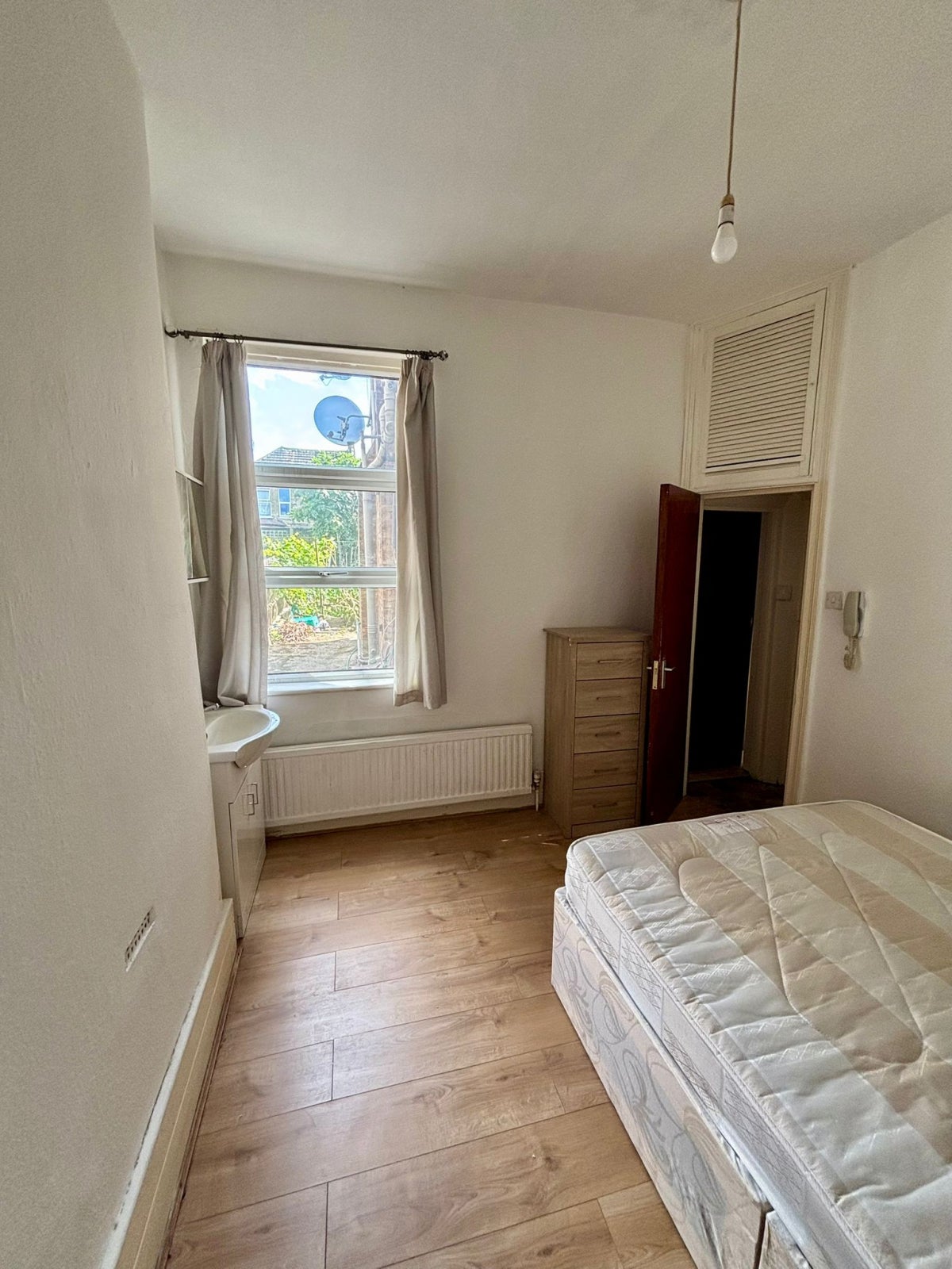 Flat Sylvan Avenue in Greater London