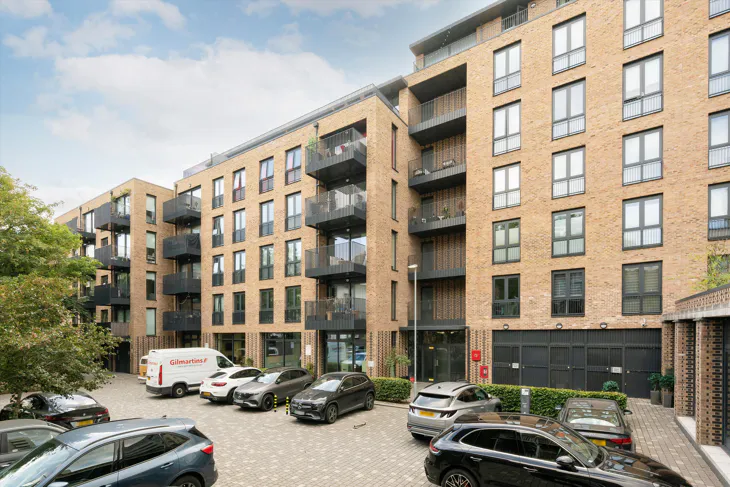 Flat Oval Road in Greater London