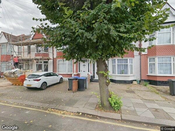 House Waverley Avenue in Greater London