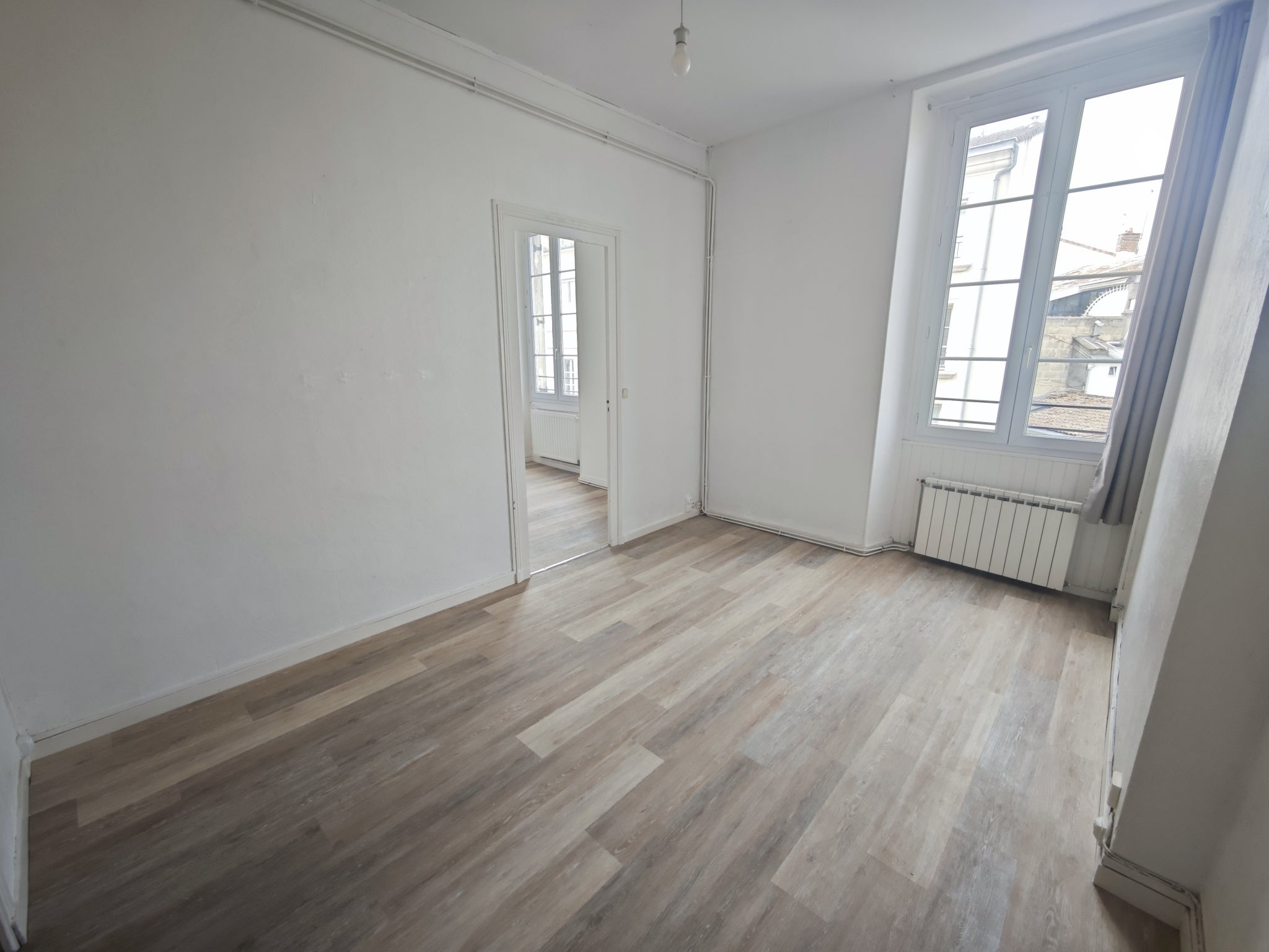 Flat Rue Jean-Jacques Rousseau in Bordeaux