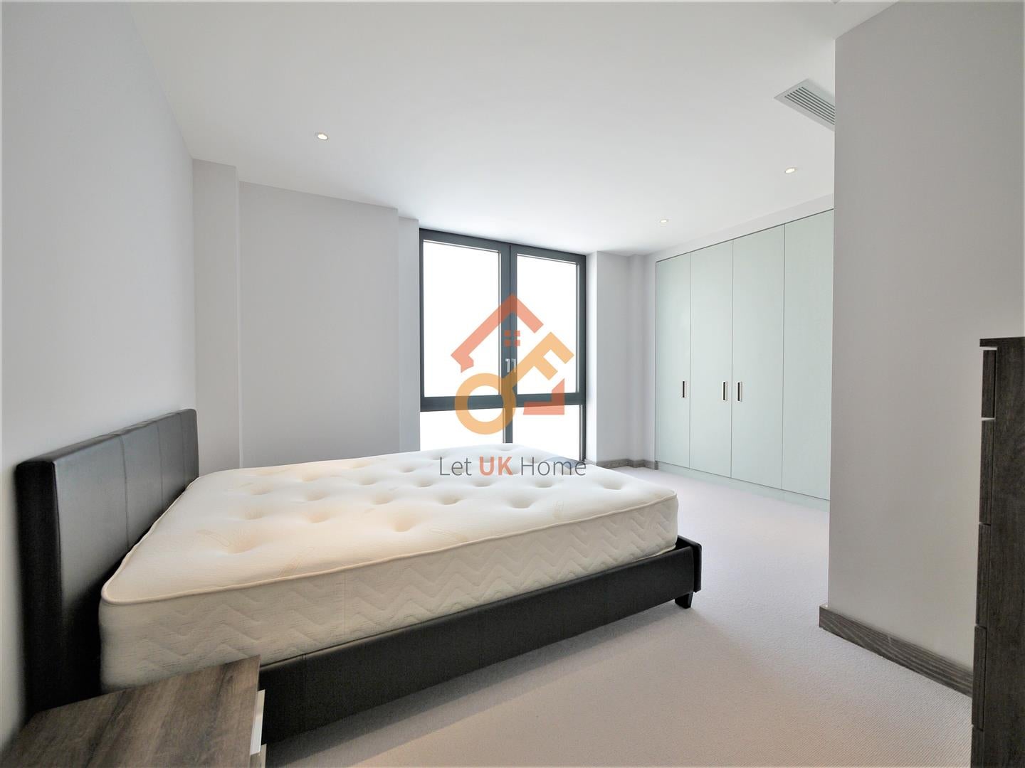 Flat Drapers Yard in Greater London