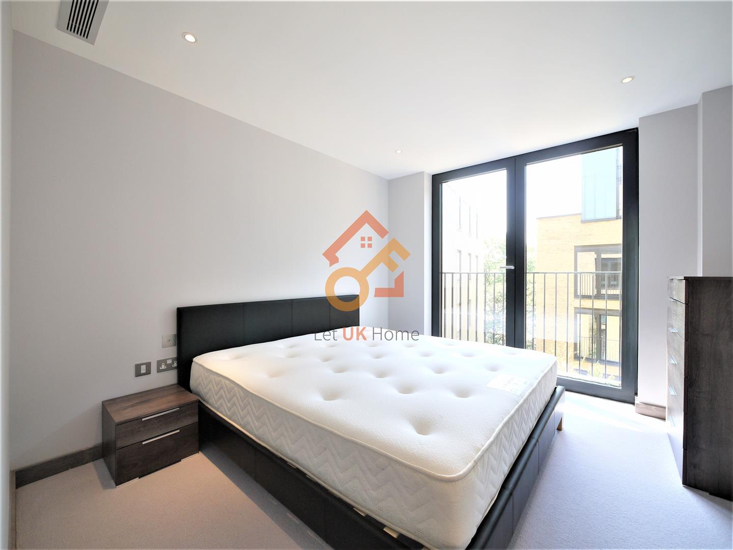 Flat Drapers Yard in Greater London