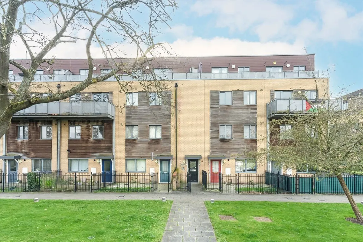 Flat Lapis Close in Greater London