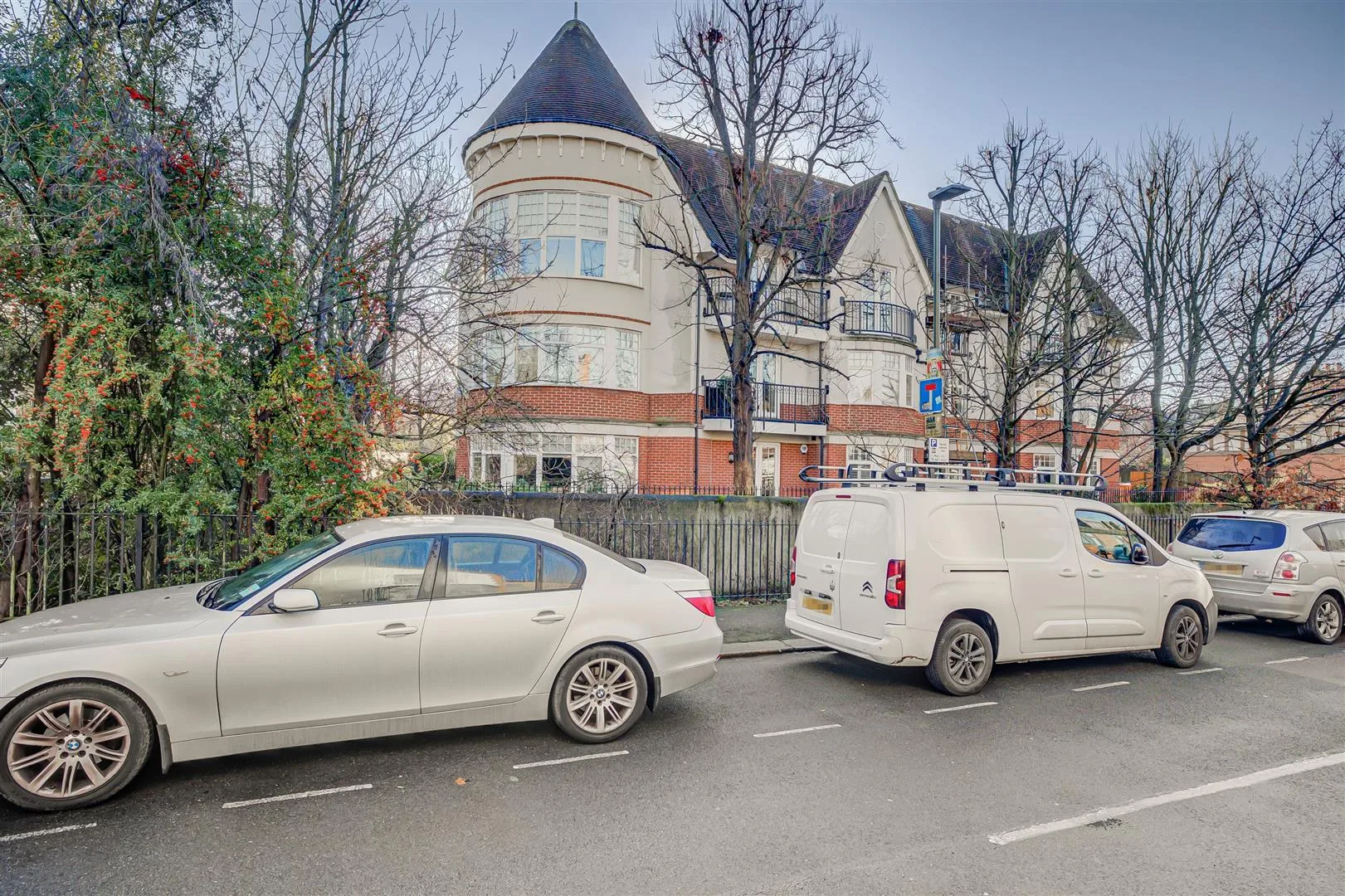 Flat Willow Avenue in Greater London
