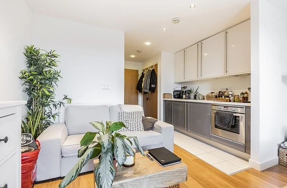 Flat Lewisham Road in Greater London