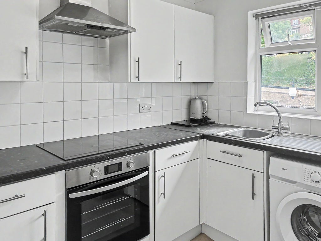 Flat Davies Court in High Wycombe