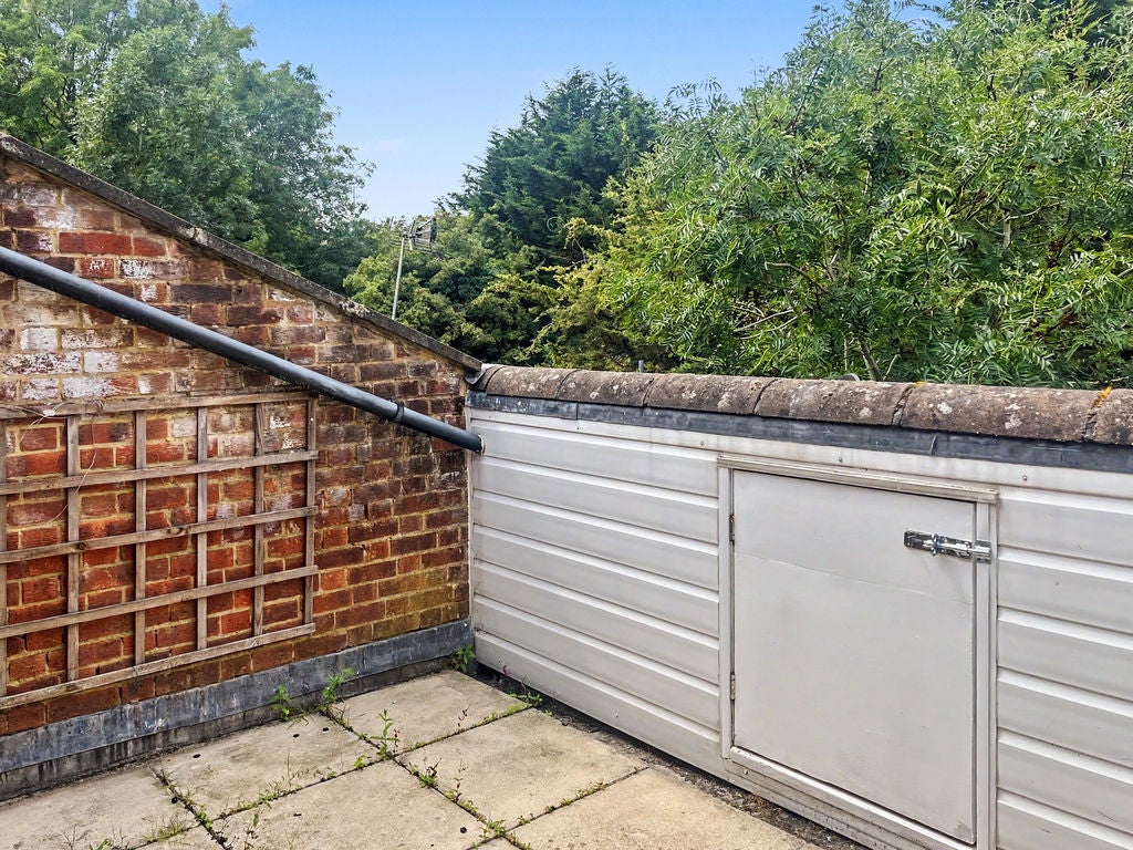 Flat Davies Court in High Wycombe
