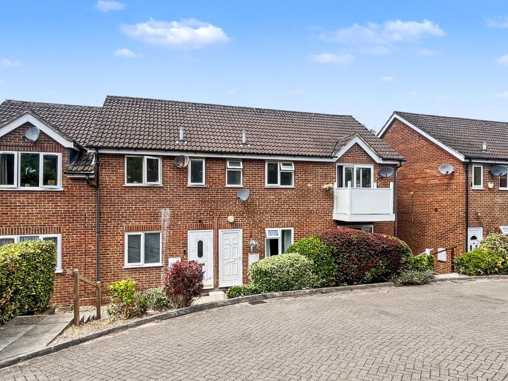 Flat Davies Court in High Wycombe