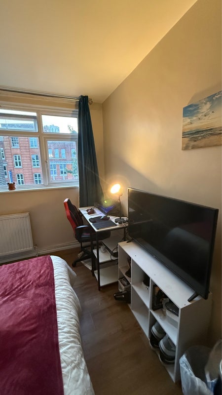 Room East Road in Greater London