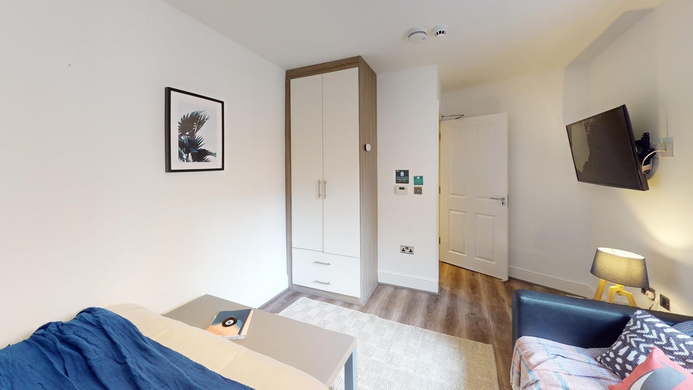 Room Edge Lane in Liverpool