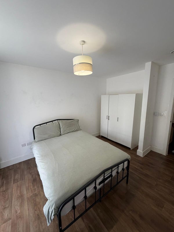 Room Forster Road in Greater London