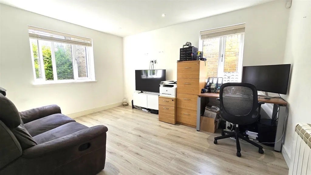 Flat Friends Avenue in Cheshunt