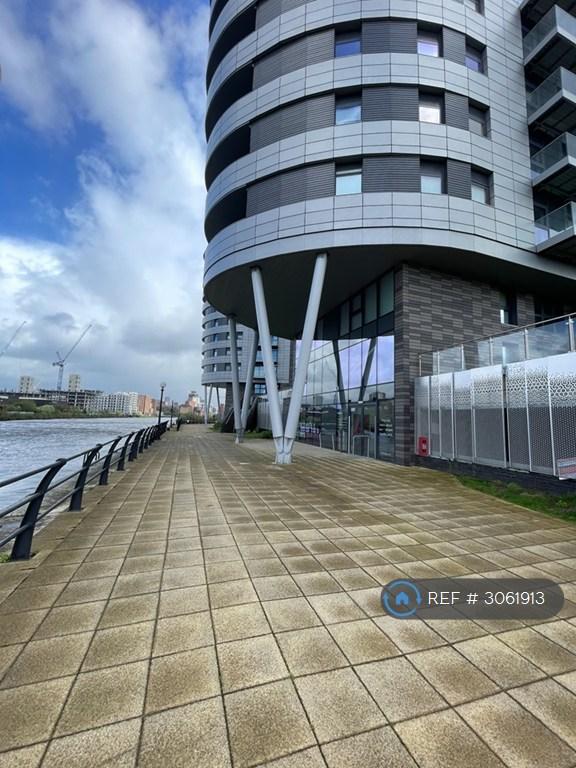 Flat Pomona Strand in Trafford