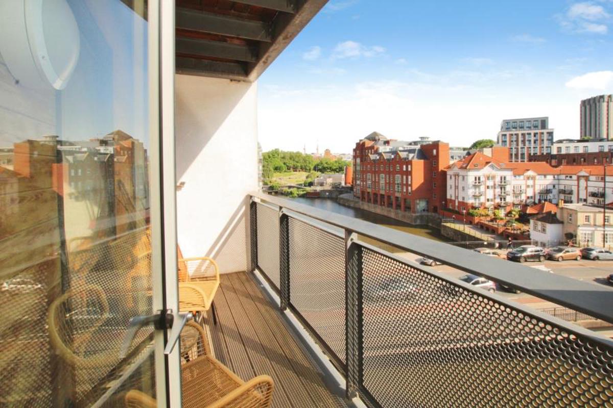 Flat Saint Philip's Bridge in Bristol