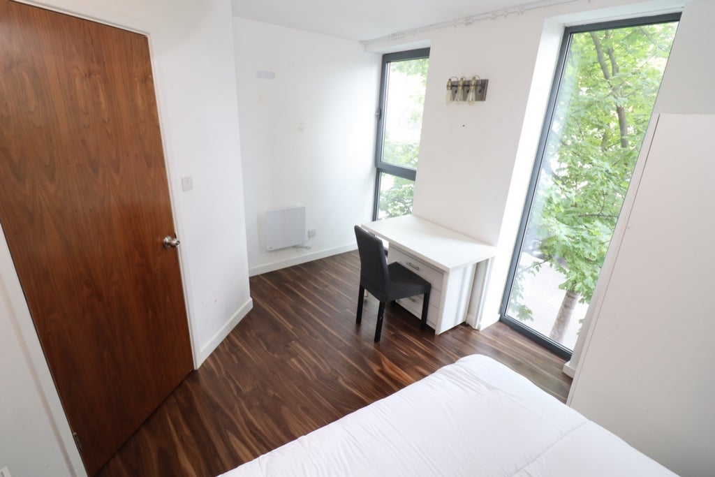 Room Globe Road in Greater London