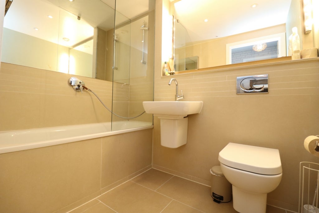 Room Globe Road in Greater London