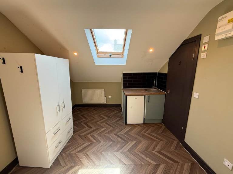 Flat Cumberland Road in Greater London