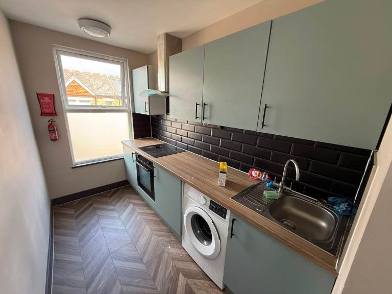 Flat Cumberland Road in Greater London