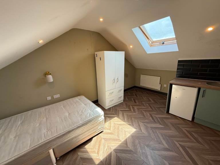 Flat Cumberland Road in Greater London