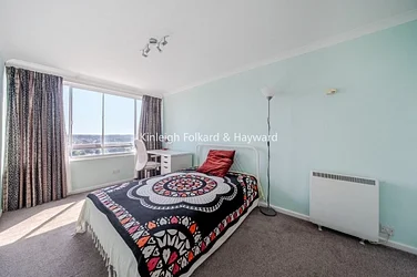 Flat Elmfield Park in Greater London