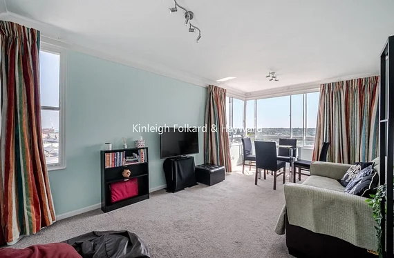 Flat Elmfield Park in Greater London