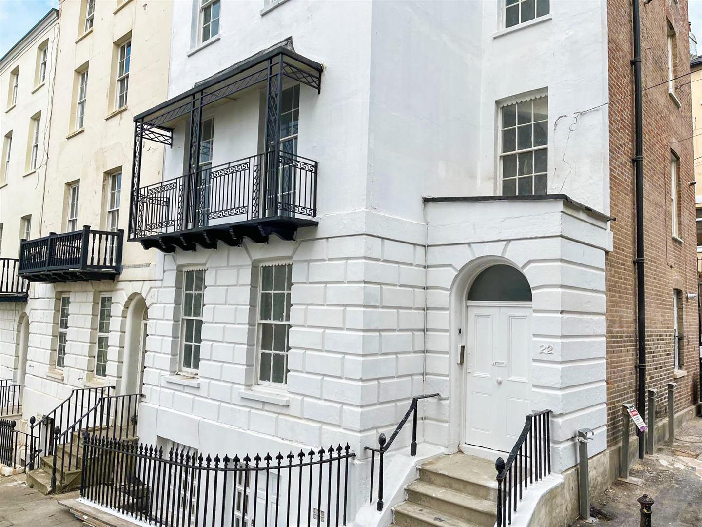 Flat Wellington Square in St Leonards